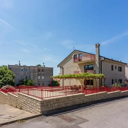 Rose Apartments *