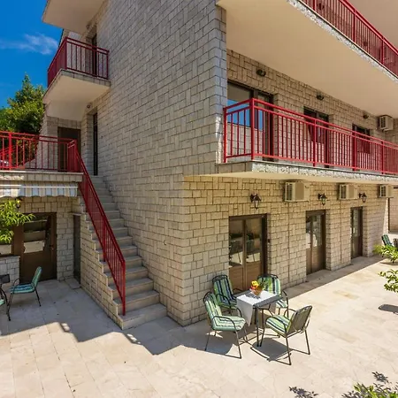 Rose Apartments *