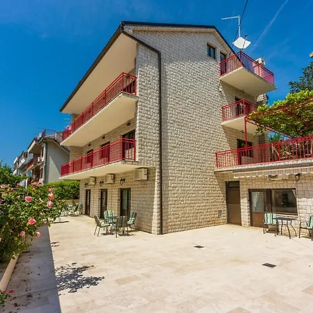 Rose Apartments *