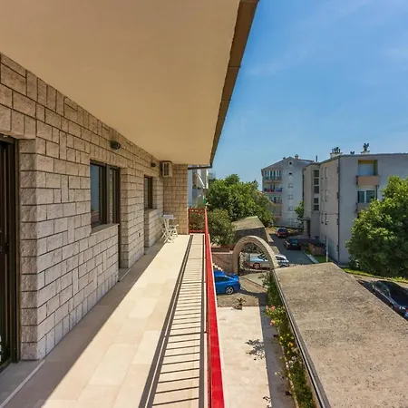 Rose Apartments *