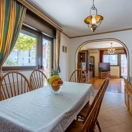 Rose Apartments *